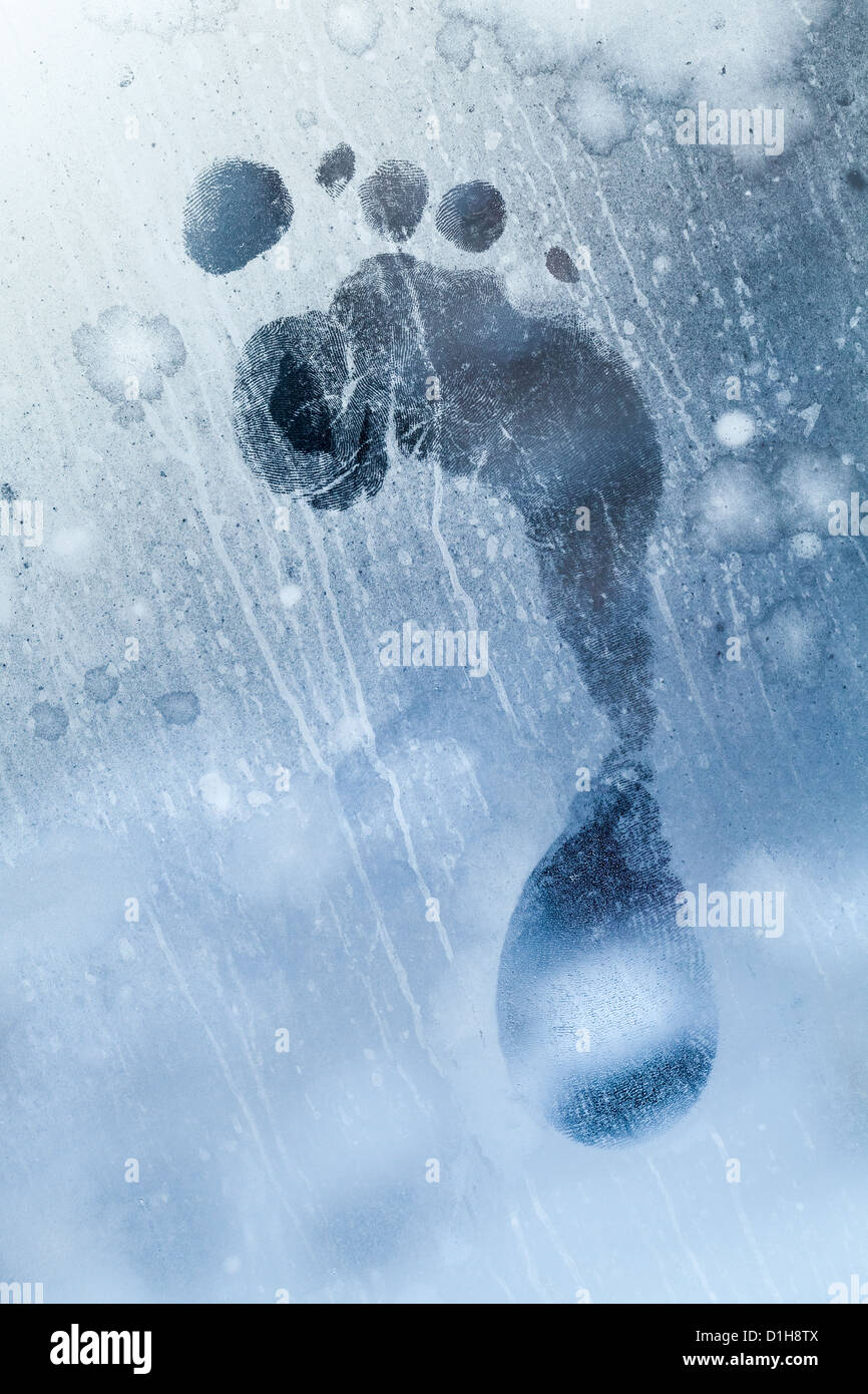 Männliche Fußdruck auf gefrorene Fenster Glas Stockfoto