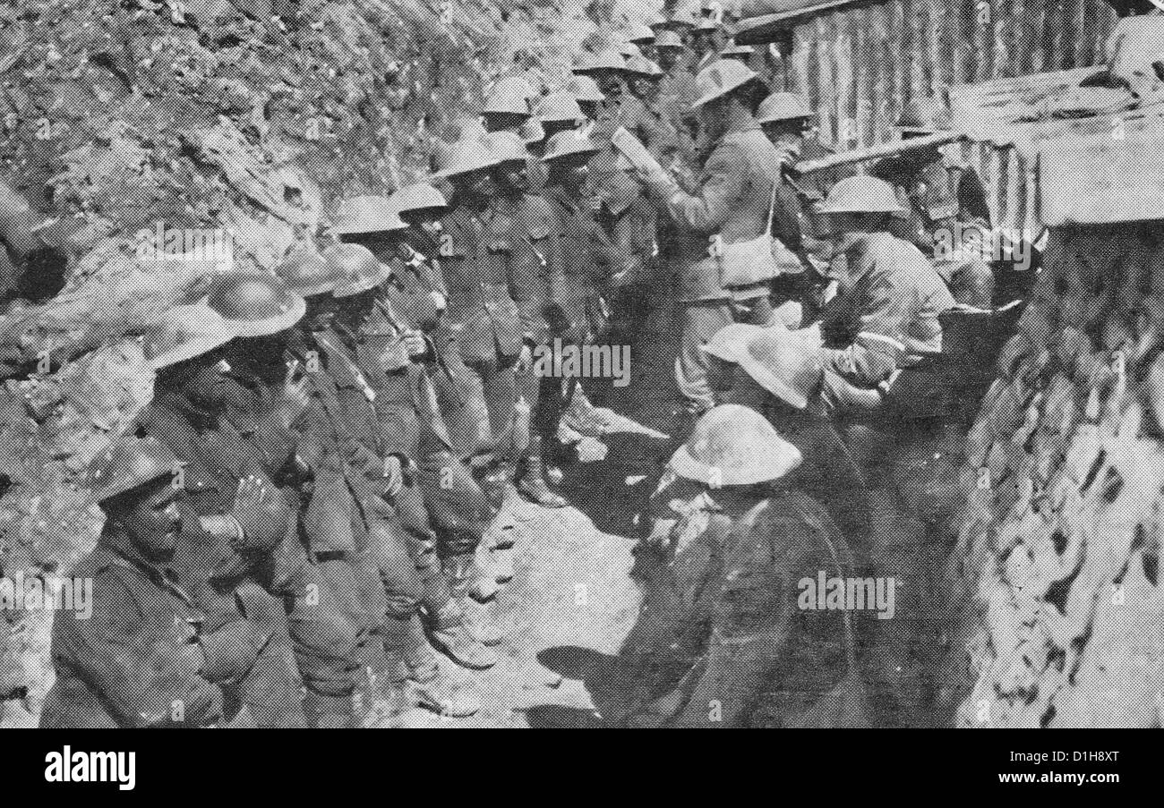 Britische Soldaten auf Somme-Front, aufgereiht Appell vor dem versenden in die erste Zeile als Sturm Partei - WWI 1917 Stockfoto