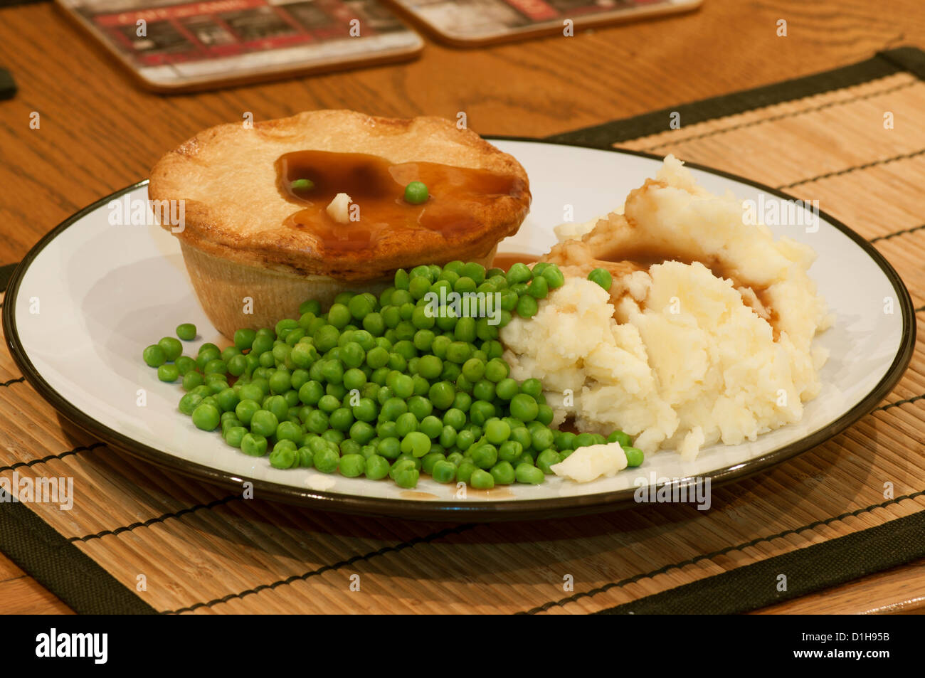 Warme Essen von Fleisch Pie Kartoffelpüree und Erbsen auf einem Teller Stockfoto