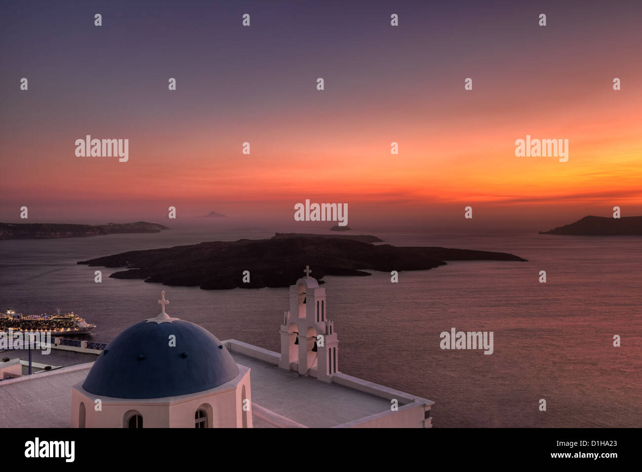 Sonnenuntergang von Firostefani in Santorin, Griechenland Stockfoto