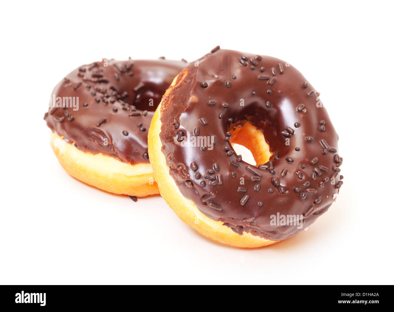 Schokoladen Donuts gestapelt auf weißem Hintergrund Stockfoto