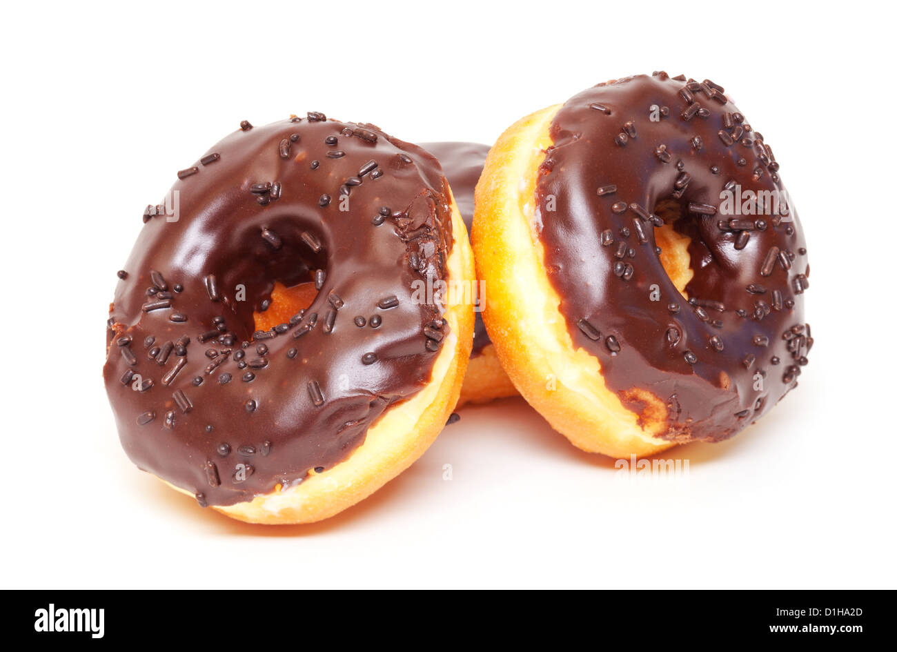 Schokoladen Donuts gestapelt auf weißem Hintergrund Stockfoto