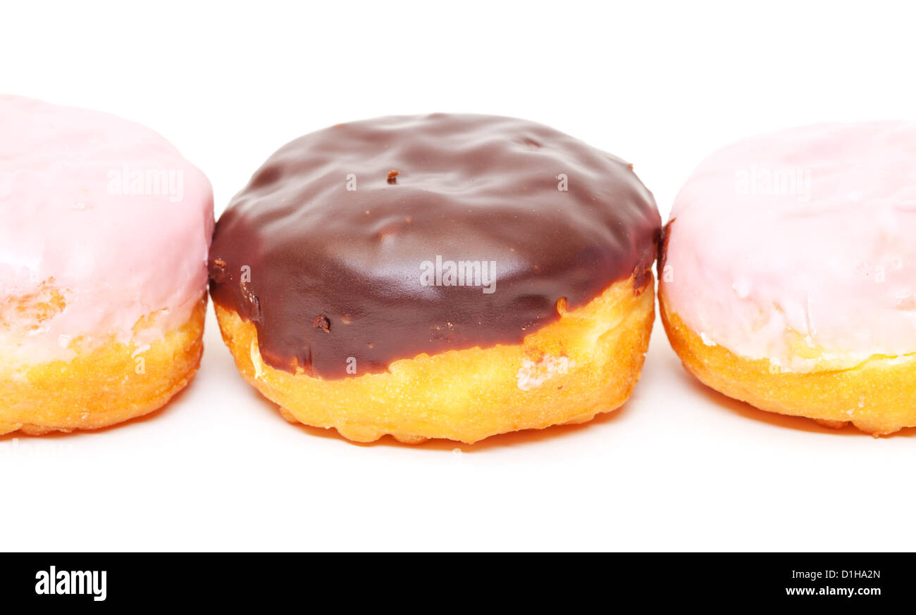 Schokolade und rosa Zuckerglasur Donuts auf weißem Hintergrund Stockfoto