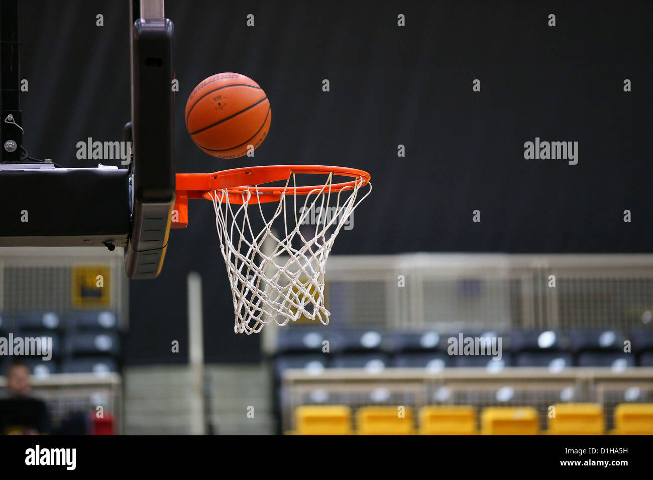 Basketball-Bouncing von Felge Stockfoto
