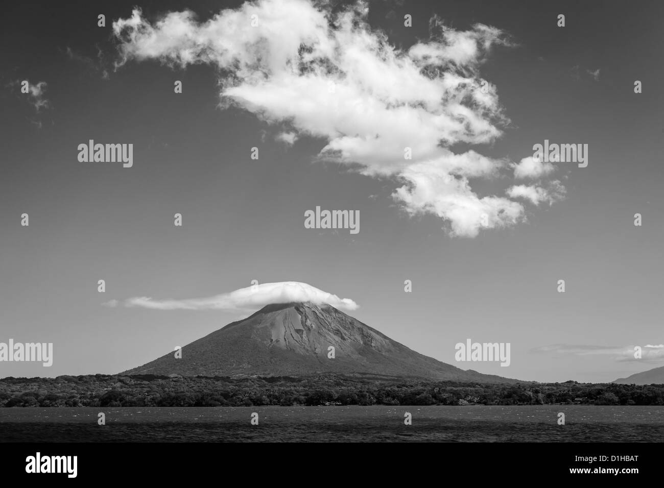 Schwarz-weiß Foto von Ansatz zur Konzeption Vulkan auf der Insel Ometepe, Nicaragua See vom Wasser, Mittelamerika. Stockfoto