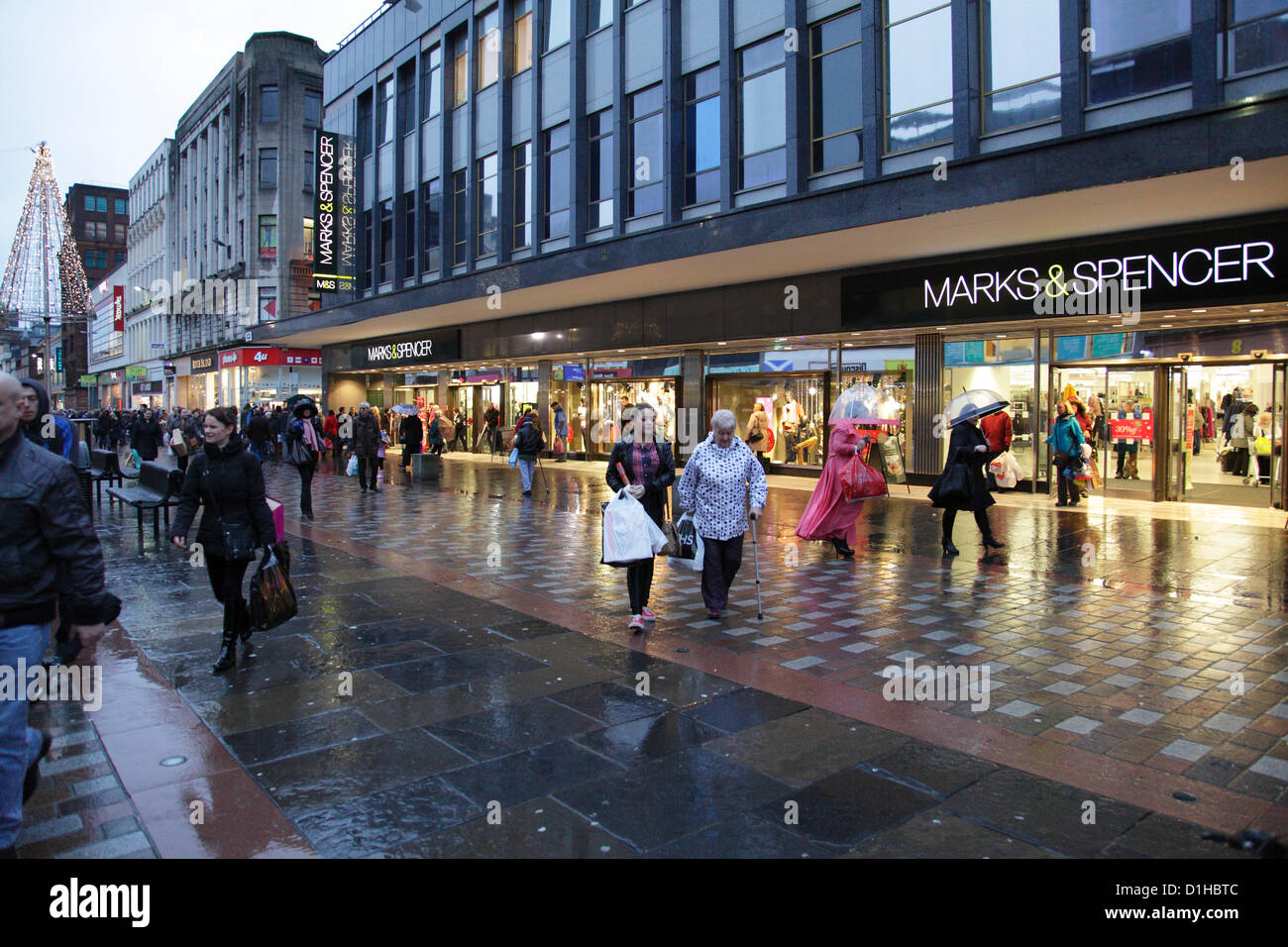 Argyle Street, Glasgow, Schottland, Großbritannien, Samstag, 22nd. Dezember 2012. Menschen Weihnachtseinkäufe im Stadtzentrum neben einem Marks und Spencer Laden im Regen Stockfoto