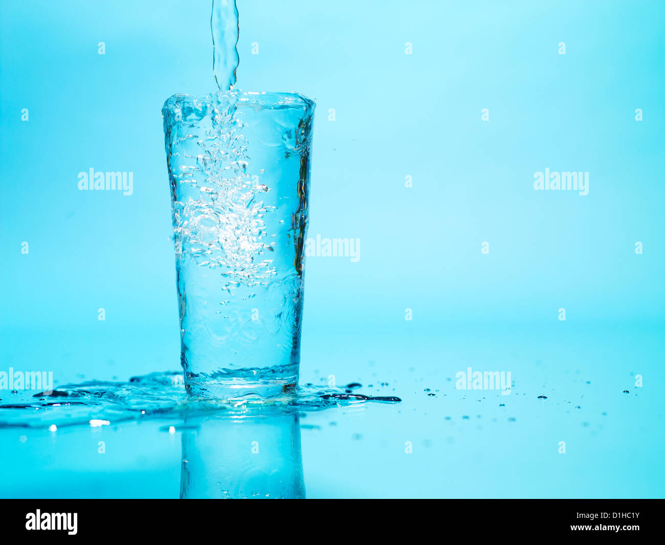 Wasser in einem Glas überfüllt Stockfoto