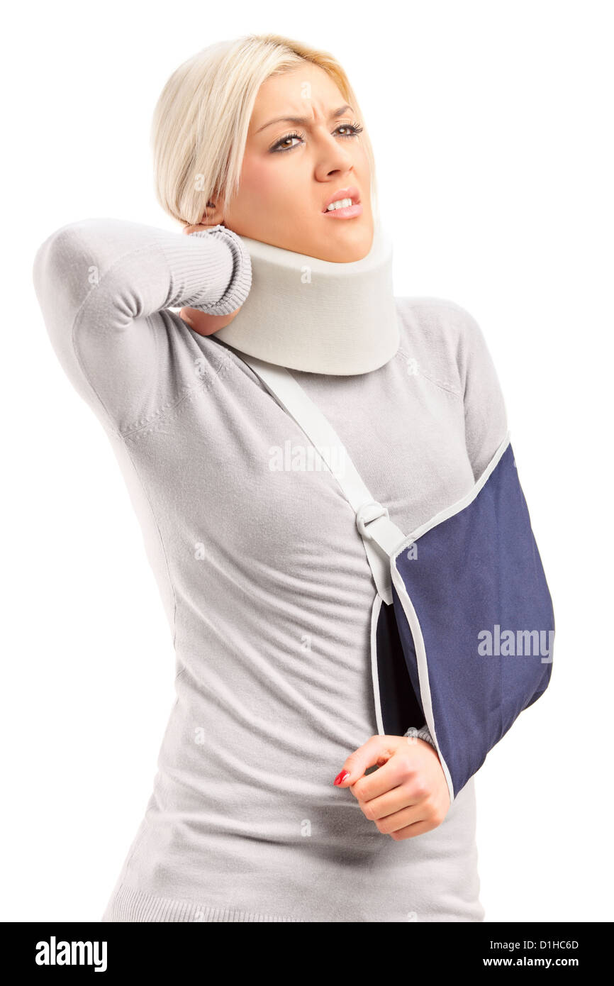 Eine blonde Frau mit gebrochenen Arm und verletzten Hals mit einem Schmerzen isoliert auf weißem Hintergrund Stockfoto