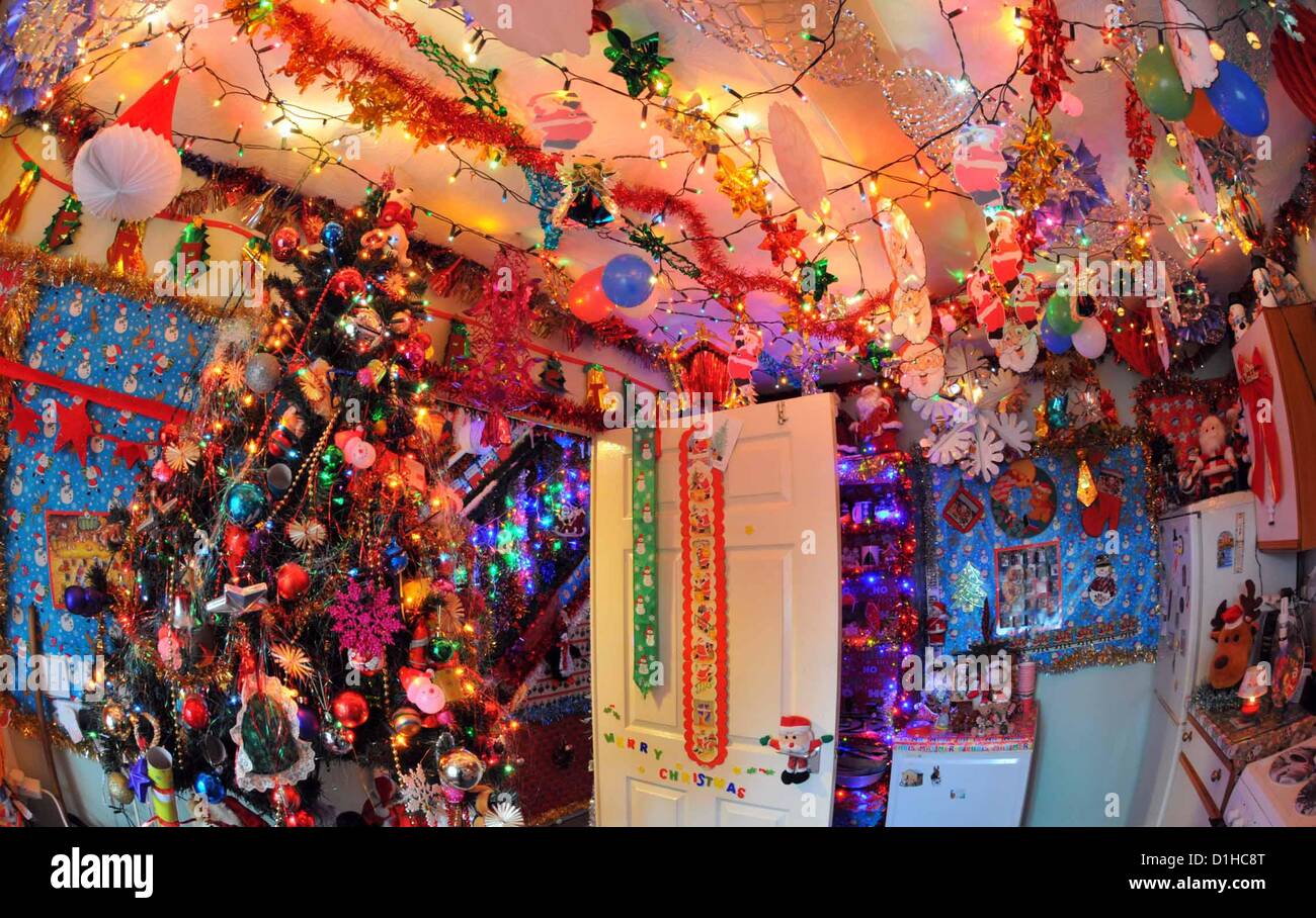 Weihnachtshaus, alles eingepackt! George und Maureen Dennett aus Dorset, UK, mit ihrer Heimat zu Weihnachten eingepackt. Stockfoto