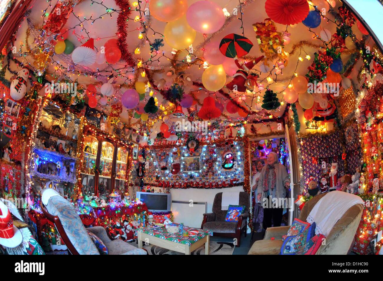 Weihnachtshaus, alles eingepackt! George und Maureen Dennett aus Dorset, UK, mit ihrer Heimat zu Weihnachten eingepackt. Stockfoto