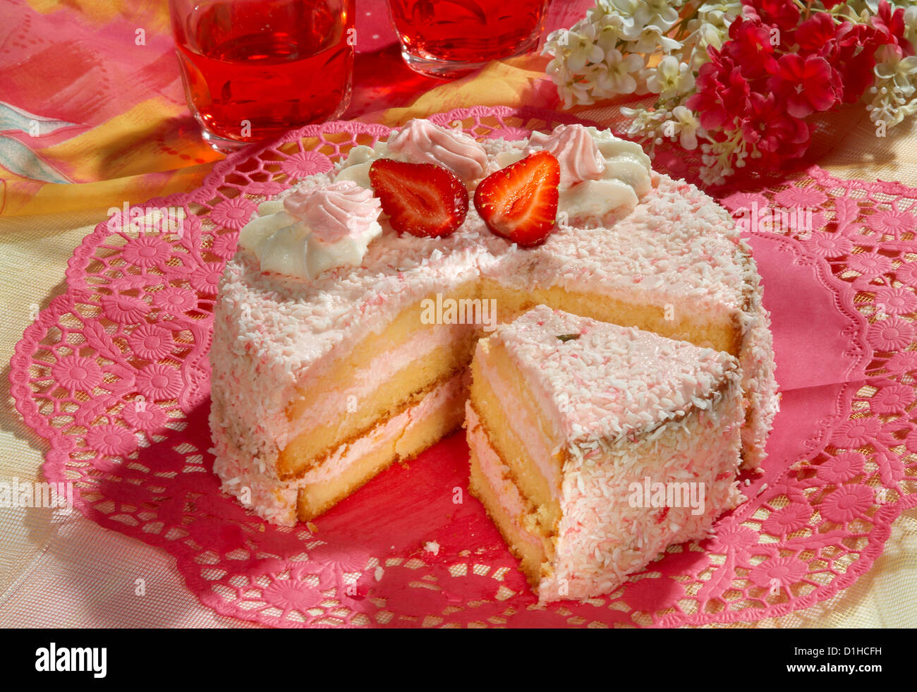 Erdbeer Sahne Bonbons Stockfotos Und Bilder Kaufen Alamy Erdbeer Sahne Bonbons Stockfotos Und Bilder Kaufen Alamy