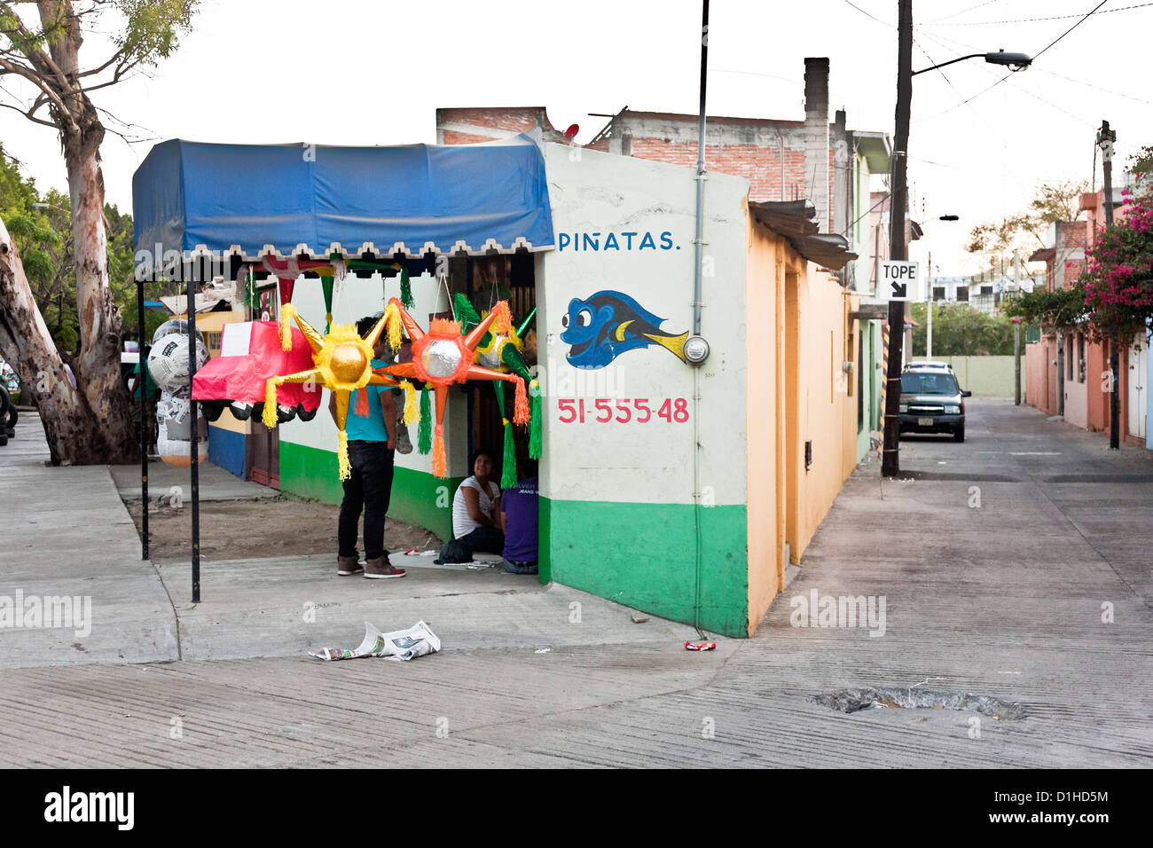 kleine Ecke lagern verkaufen traditionelle Weihnachten Pinata Pinatas & Sonstiges Urlaub Shop Markise Oaxaca de Juárez hängend Stockfoto