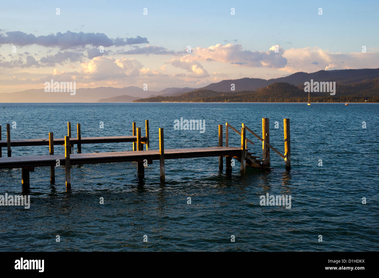 Ein Pier leuchtet bei Sonnenuntergang in South Lake Tahoe, Kalifornien. Stockfoto