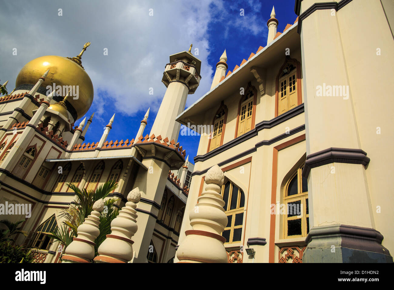 21. Dezember 2012 - Singapur, Singapur - Exterieur der Sultansmoschee in Singapur. Die Sultansmoschee steht im Mittelpunkt des historischen Kampong Glam-Bereichs von Singapur. Auch bekannt als Masjid Sultan, hieß es für Sultan Hussein Shah. Die Moschee wurde ursprünglich in den 1820er Jahren gebaut. Die ursprüngliche Struktur wurde 1924 das heutige Gebäude weichen die 1928 fertiggestellt wurde abgerissen. Die Moschee hat großen Bedeutung für die muslimische Gemeinschaft und gilt als die Nationalmoschee von Singapur. 1975 wurde zum Nationaldenkmal erklärt. (Bild Kredit: Jack Kurtz/ZUMAPRESS.com ©) Stockfoto