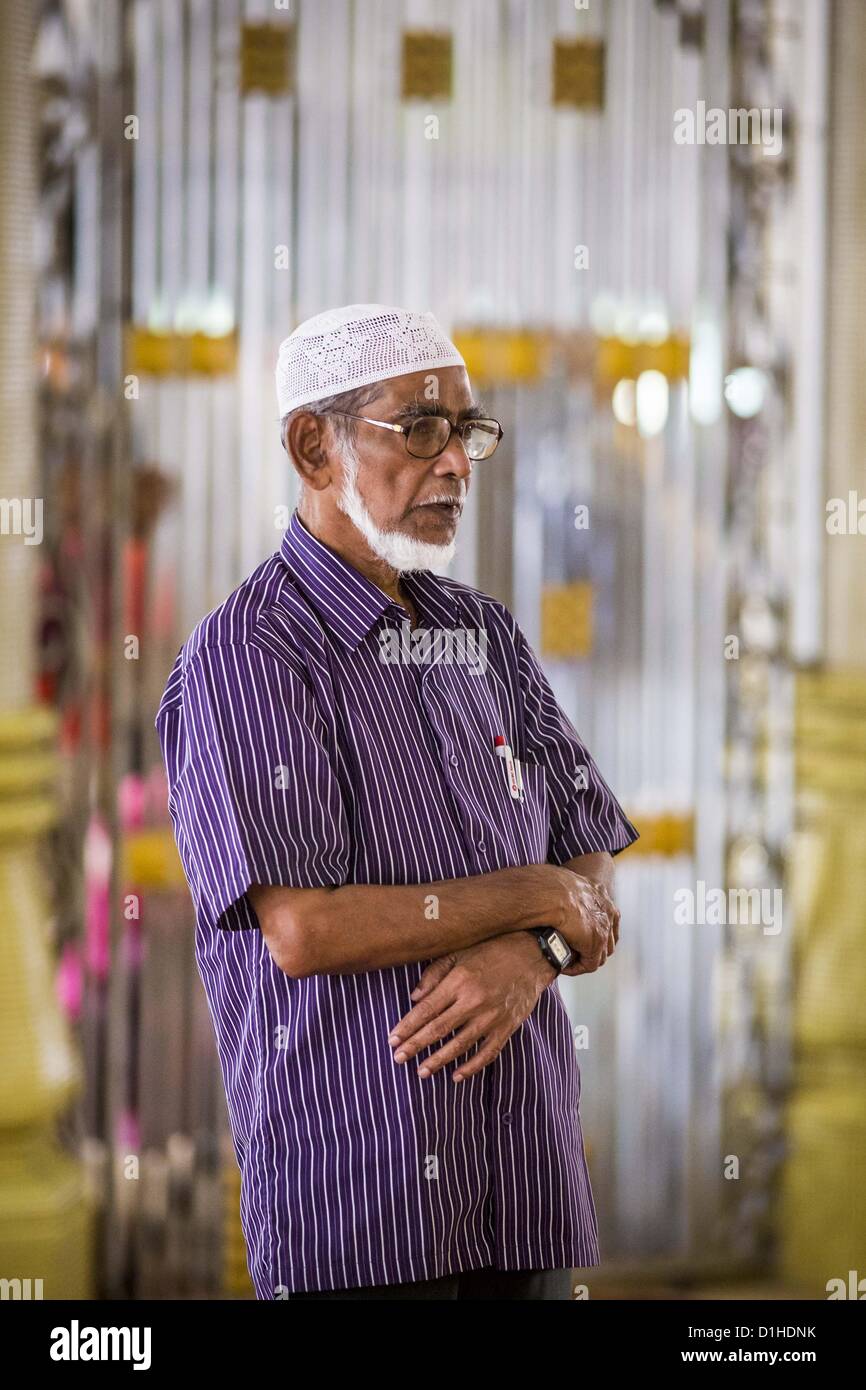 22. Dezember 2012 - Singapur, Singapur - beten Männer in der Hauptgebetshalle in der Sultan-Moschee in Singapur. Die Sultansmoschee steht im Mittelpunkt des historischen Kampong Glam-Bereichs von Singapur. Auch bekannt als Masjid Sultan, hieß es für Sultan Hussein Shah. Die Moschee wurde ursprünglich in den 1820er Jahren gebaut. Die ursprüngliche Struktur wurde 1924 das heutige Gebäude weichen die 1928 fertiggestellt wurde abgerissen. Die Moschee hat großen Bedeutung für die muslimische Gemeinschaft und gilt als die Nationalmoschee von Singapur. 1975 wurde zum Nationaldenkmal erklärt. (Kredit-Bild: © Jack Stockfoto