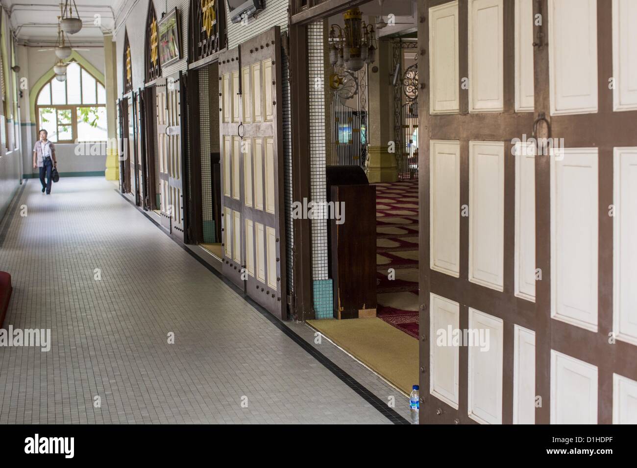 22. Dezember 2012 - Singapur, Singapur - geht ein Mann durch einen Korridor in der Sultan-Moschee. Die Sultansmoschee steht im Mittelpunkt des historischen Kampong Glam-Bereichs von Singapur. Auch bekannt als Masjid Sultan, hieß es für Sultan Hussein Shah. Die Moschee wurde ursprünglich in den 1820er Jahren gebaut. Die ursprüngliche Struktur wurde 1924 das heutige Gebäude weichen die 1928 fertiggestellt wurde abgerissen. Die Moschee hat großen Bedeutung für die muslimische Gemeinschaft und gilt als die Nationalmoschee von Singapur. 1975 wurde zum Nationaldenkmal erklärt. (Kredit-Bild: © Jack Kurtz/ZUMAPRESS.c Stockfoto