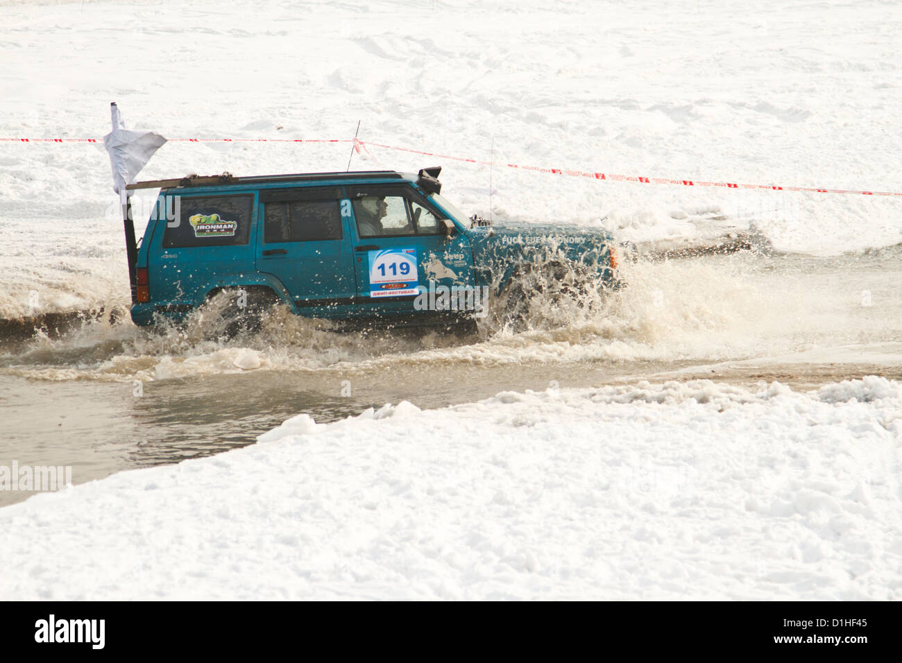 Almaty, Kasachstan - 11. Februar 2012. Off-road racing Jeeps Festival gewidmet zum 20. Jahrestag der Unabhängigkeit von der Stockfoto