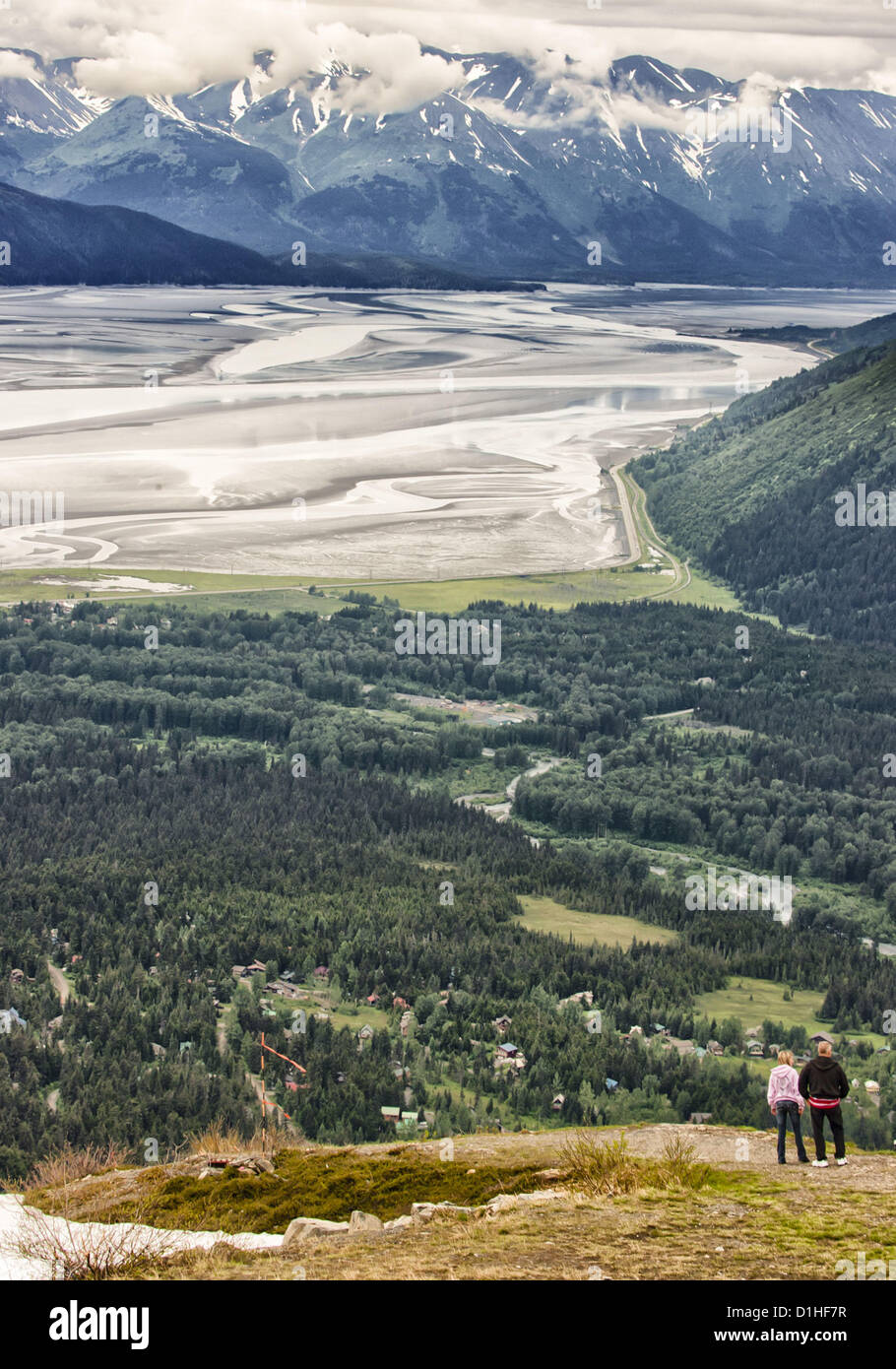 30. Juni 2012 - Girdwood, Alaska, USA - ein dramatischen Panorama Blick des Kenai Gebirges erhebt sich über Turnagain Arm bei Ebbe, ein 50 mi [80 km] Fjord von Cook Inlet, gefüttert, wie aus der oberen terminal Aussichtsplattform des Mt Alyeska, 2.300 ft [701 m] über dem Meeresspiegel. Im Vordergrund ist u-förmig, Gletscher geschnitzt, Girdwood Tal. Mt. Alyeska ist Teil der Chugach Bergkette, in Girdwood, Alaska, 27 mi (44Â km) von Anchorage gelegen. (Kredit-Bild: © Arnold Drapkin/ZUMAPRESS.com) Stockfoto