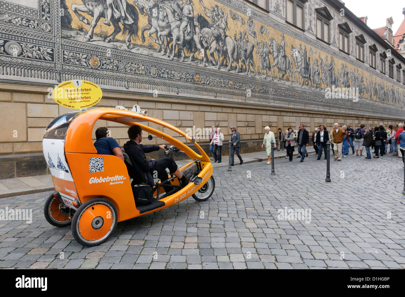 Ein Fahrrad Taxi vor der Furstenzug (Fürstenzug) auf Augustusstrasse, Altstadt, Dresden, Sachsen, Deutschland. Stockfoto