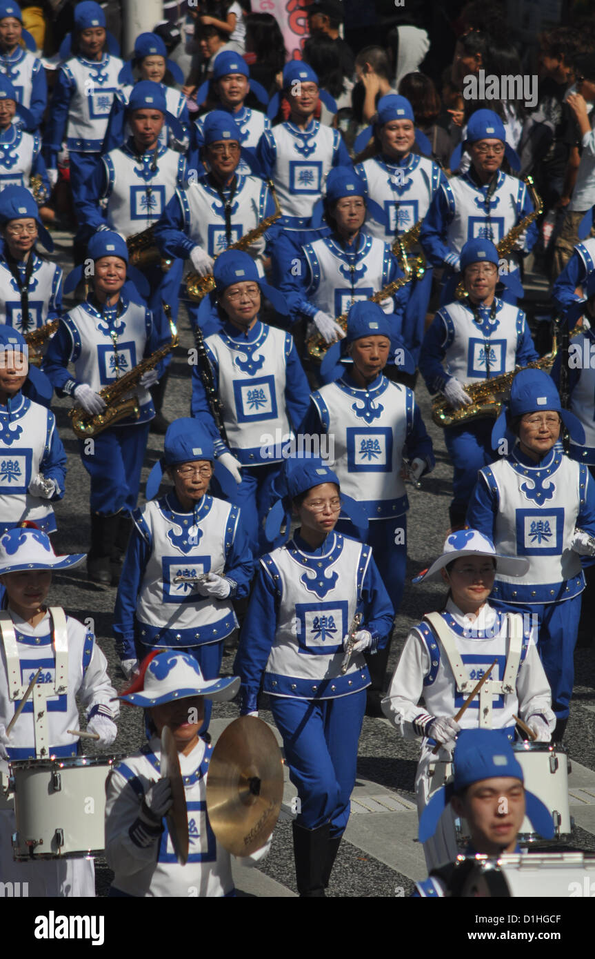 Naha, Okinawa, Japan, Falun Dafa Gruppe entlang Kokusai Dori während der Naha-Festival (Oktober) Stockfoto