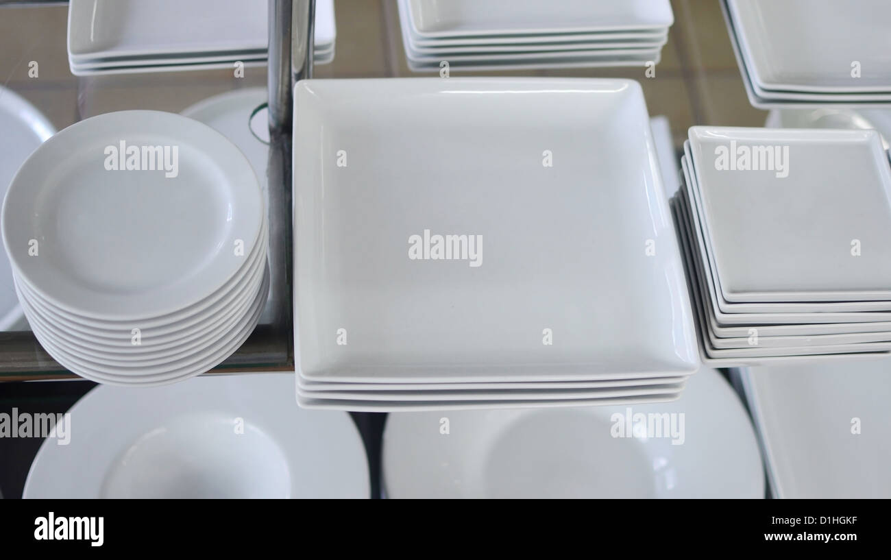 weiße Platten in einem Geschäft Stockfoto