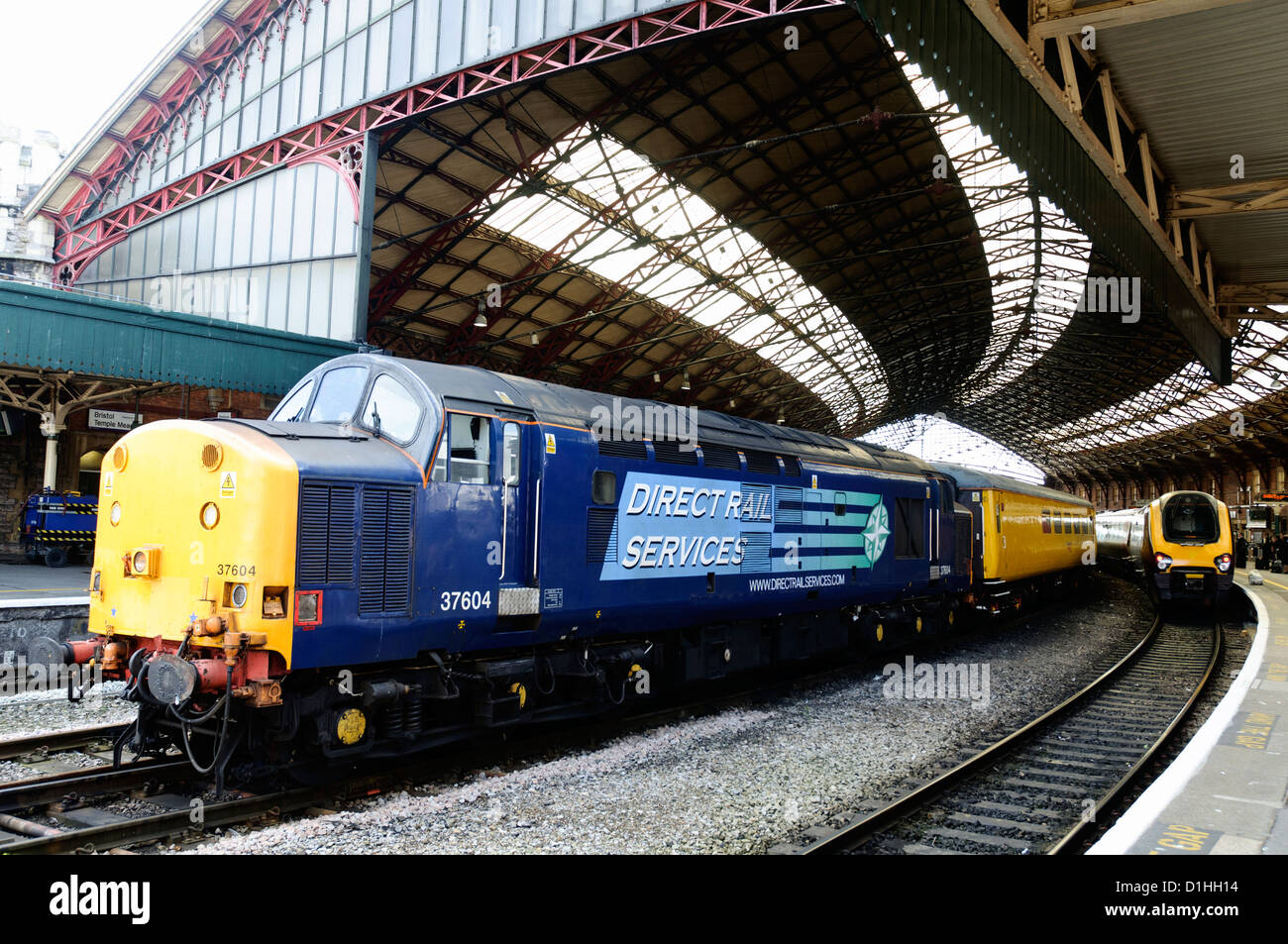 DRS-Klasse 37, Anzahl 37604 dieselelektrische Lok vor einem Zug Ingenieure bei Bristol Temple Meads Bahnhof. Stockfoto