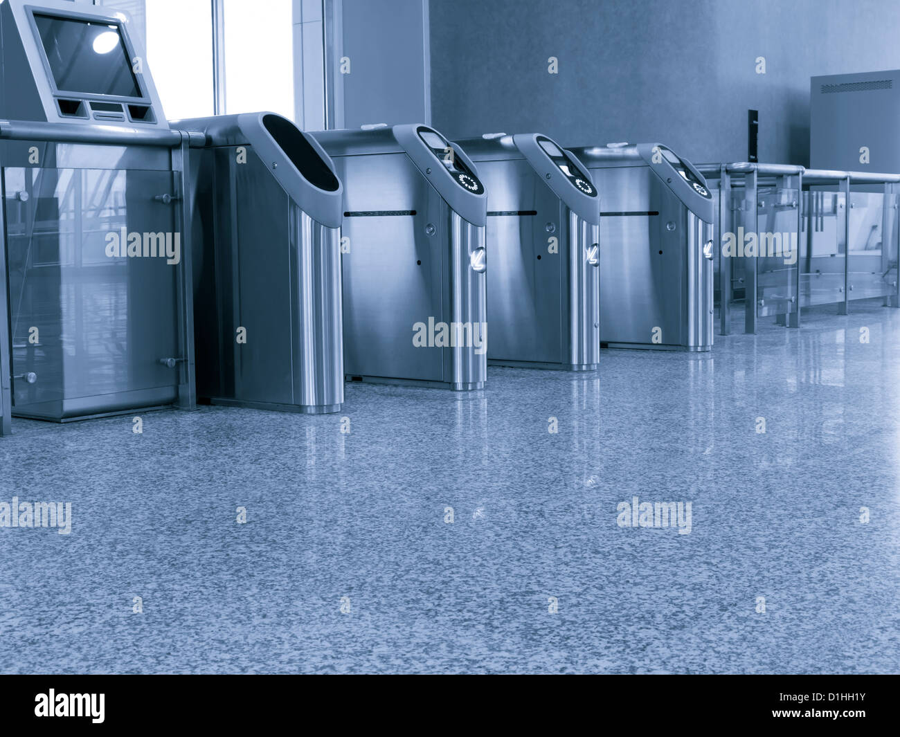 Eingangstor am Bahnhof Stockfoto