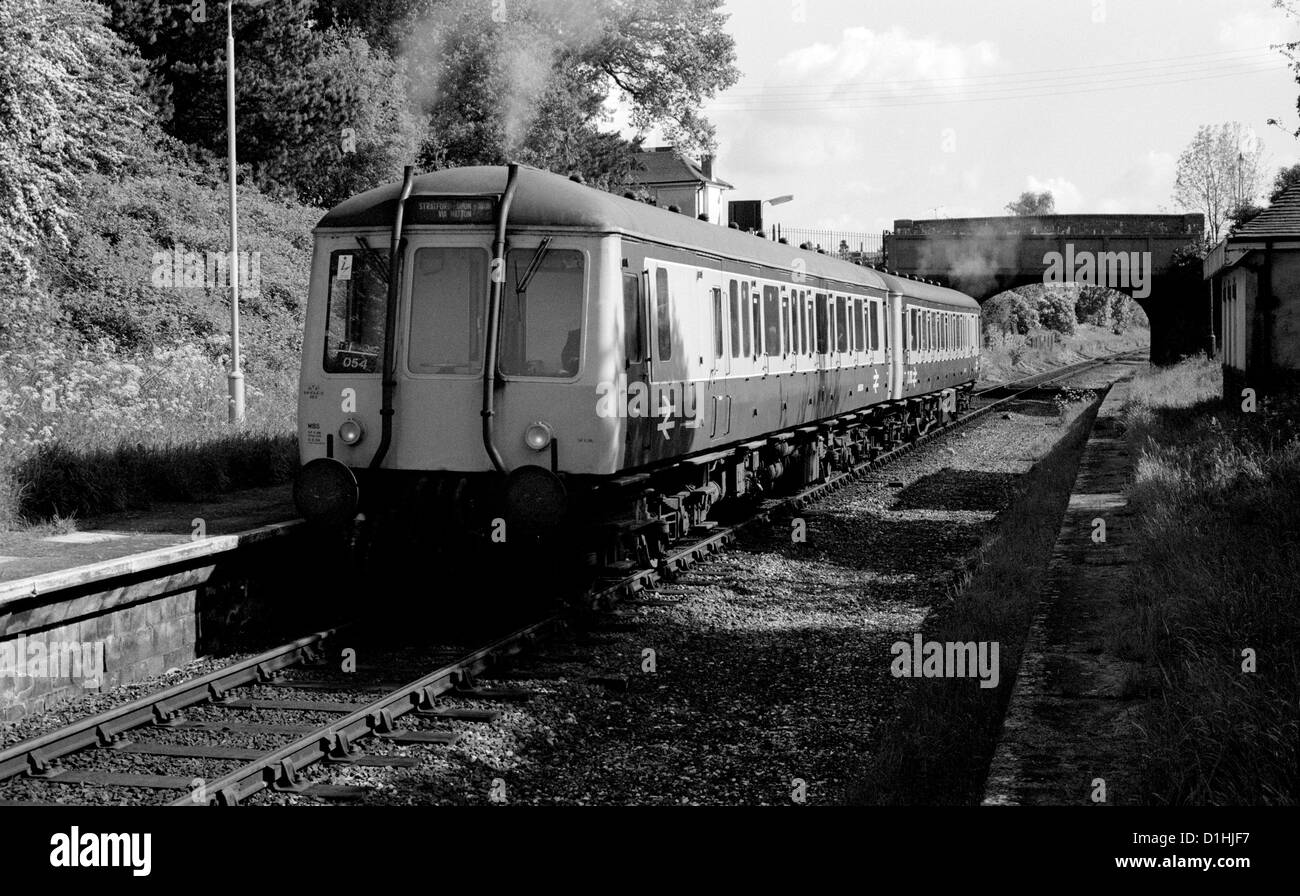 Zug an der Claverdon Station, Warwickshire, England, UK. 1985 Stockfoto