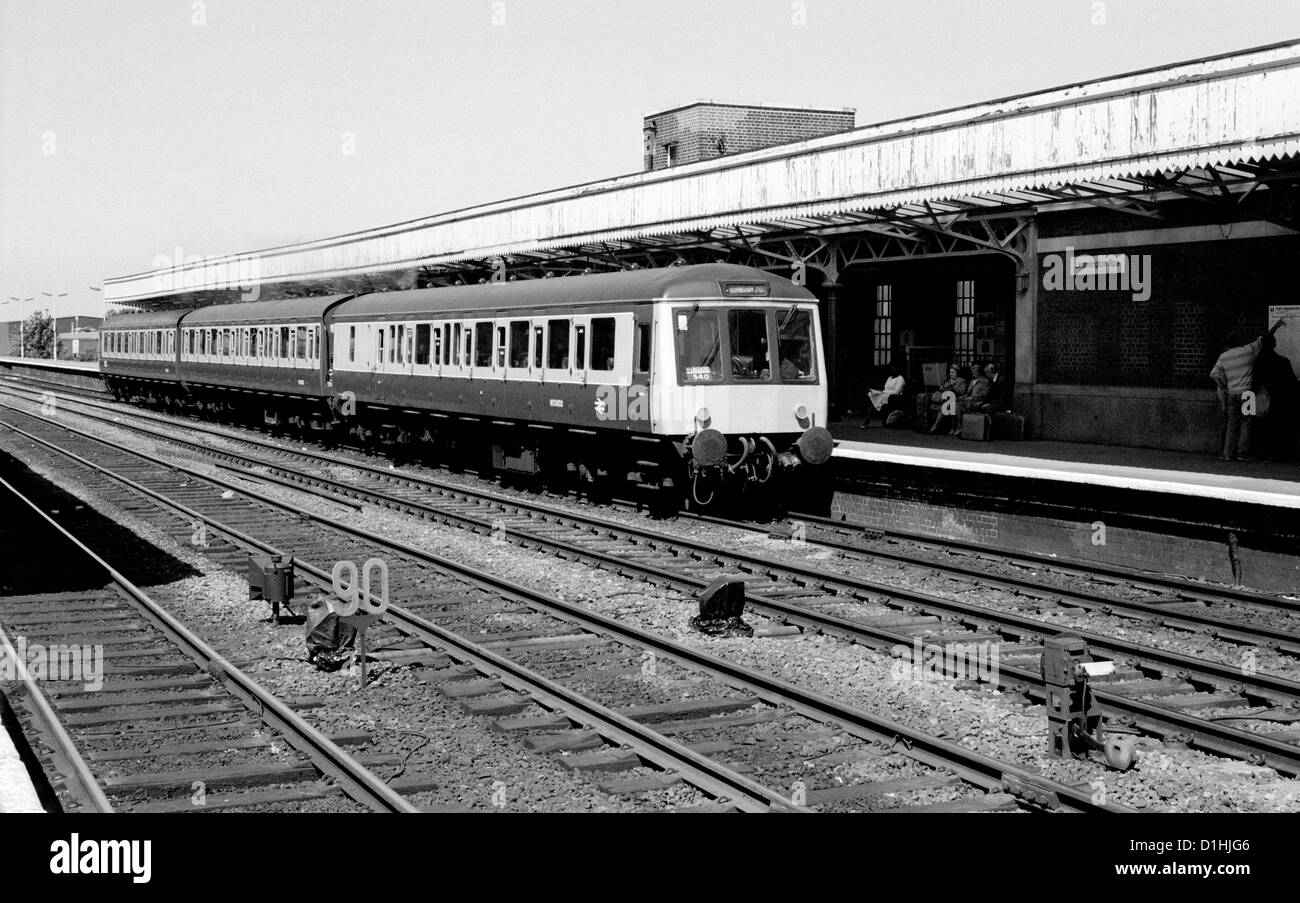 Multiple-Dieselaggregat Zug in Leamington Spa Station, Warwickshire, England, UK. 1985 Stockfoto