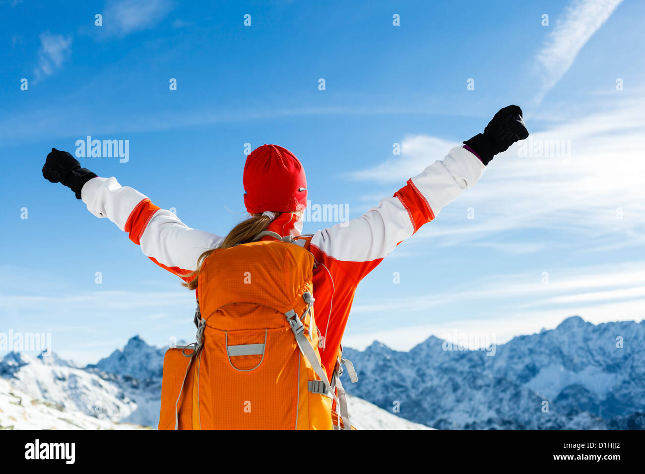 Frau und Erfolg im Gebirge wandern. Fitness und einen gesunden Lebensstil im Freien im Winter Natur Stockfoto