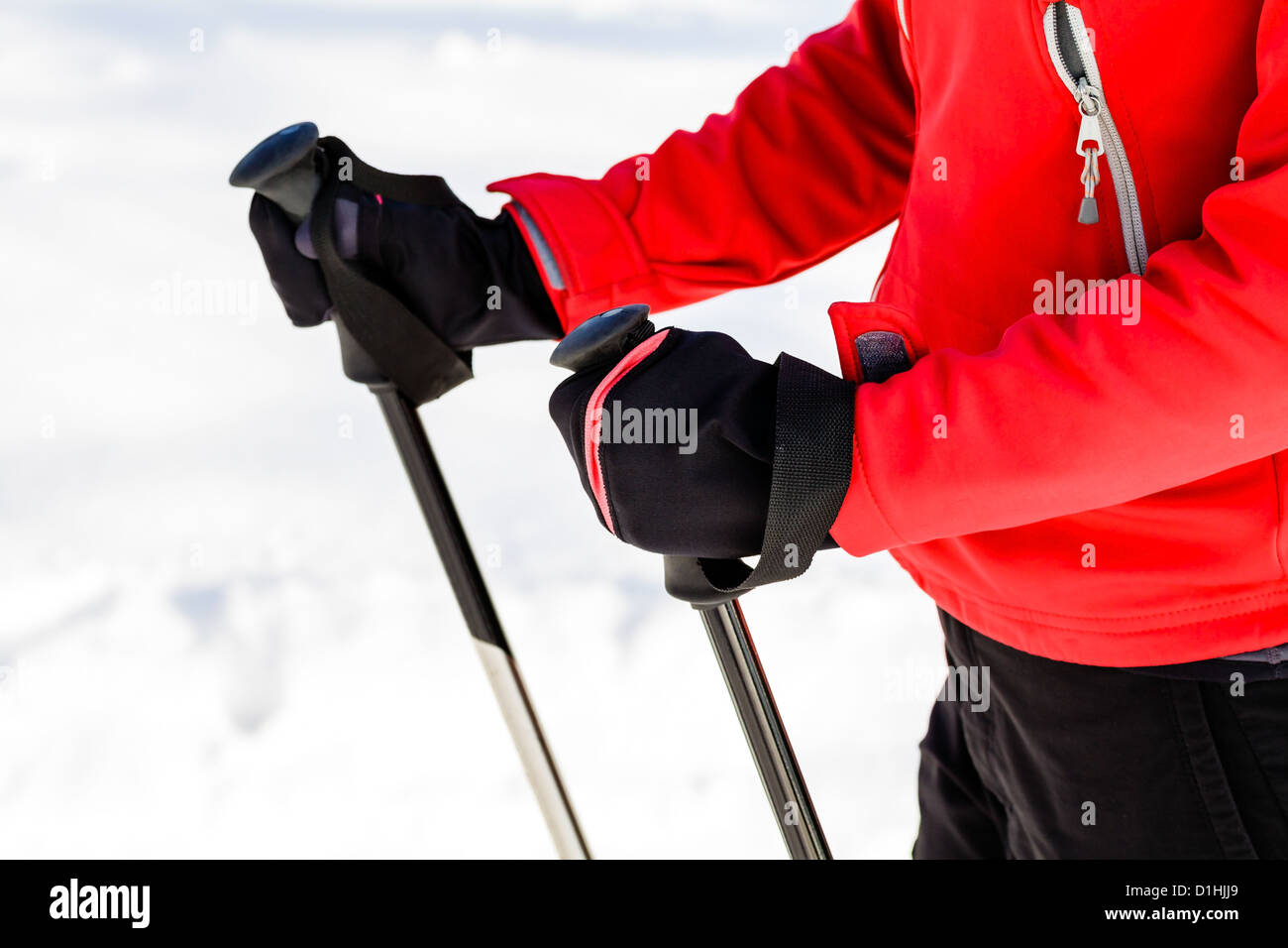 Nordic walking und Exercisubg im Winter Natur. Outdoor-Sport und Fitness, gesunde Lebensweise Stockfoto