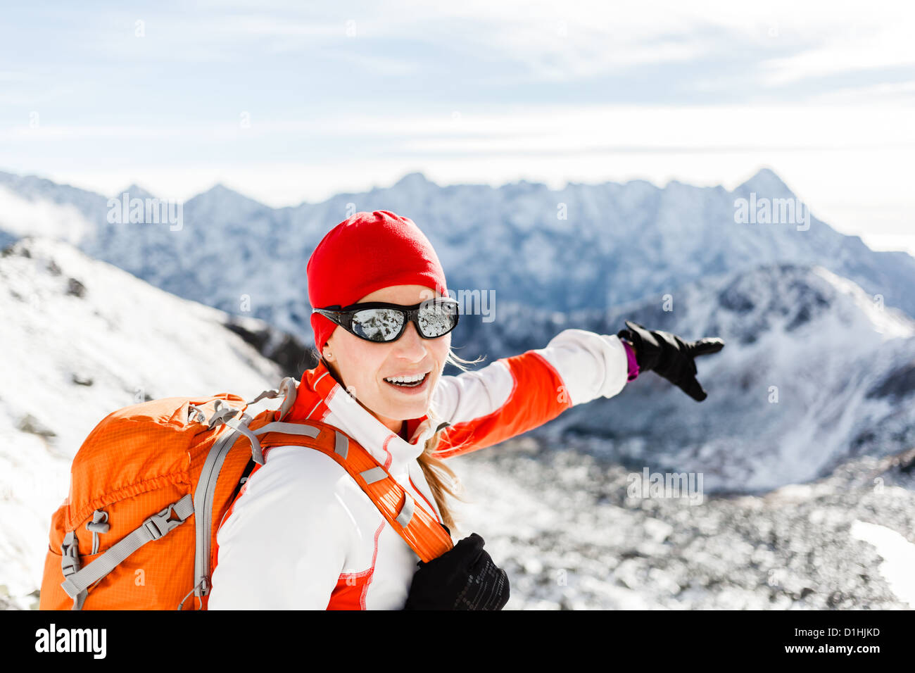Glückliche Frau und Erfolg im Gebirge wandern. Fitness und einen gesunden Lebensstil im Freien im Winter Natur Stockfoto