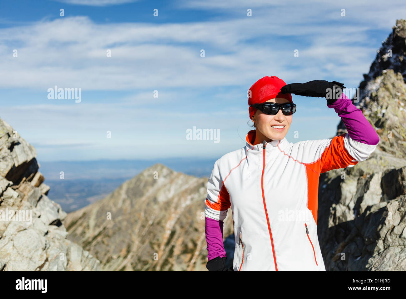 Glückliche Frau und Erfolg im Gebirge wandern. Fitness und einen gesunden Lebensstil im Freien im Winter Natur Stockfoto