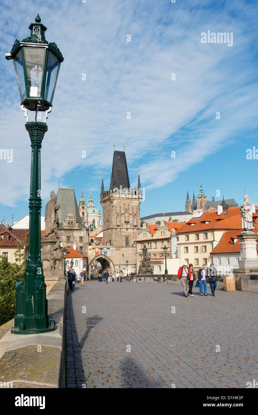 Touristen zu Fuß über die Karlsbrücke, Prag, Tschechische Republik. Stockfoto