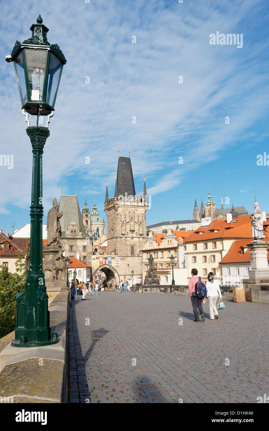Touristen zu Fuß über die Karlsbrücke, Prag, Tschechische Republik. Stockfoto