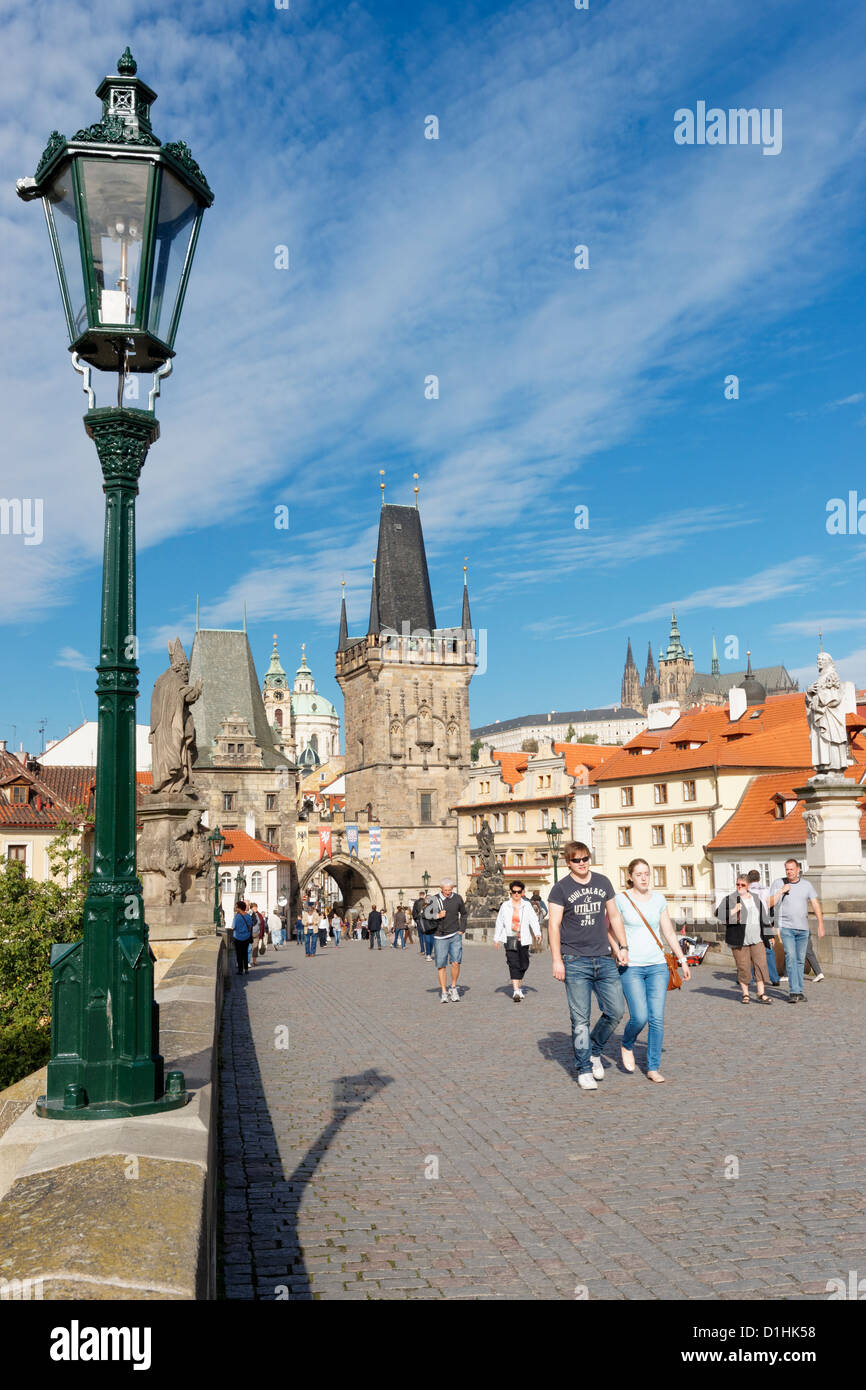Junges Paar zu Fuß über die Karlsbrücke, Prag, Tschechische Republik. Stockfoto