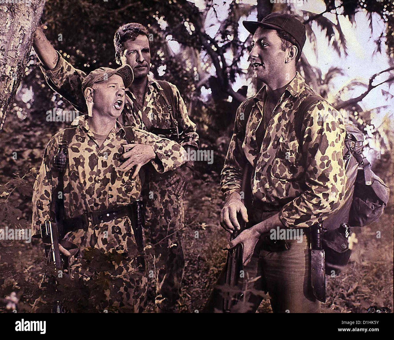 Verrat In Der Bucht Ambush Bay Sgt. Wartell (Mickey Rooney, l) Sgt. Corey (Hugh O'Brian, m), James Grenier (James Mitchum) *** Stockfoto