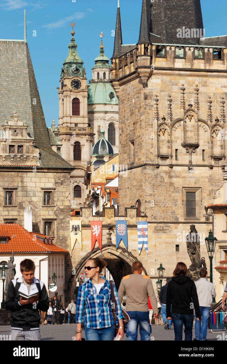 Touristen zu Fuß über die Karlsbrücke, Prag, Tschechische Republik. Blick auf die Judith-Brücke-Turm und dem Brückenturm Mala Strana Stockfoto