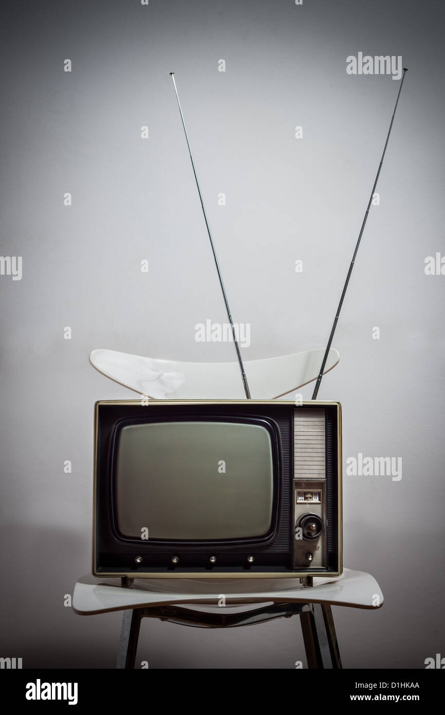 Vintage TV auf einen weißen Stuhl Stockfoto