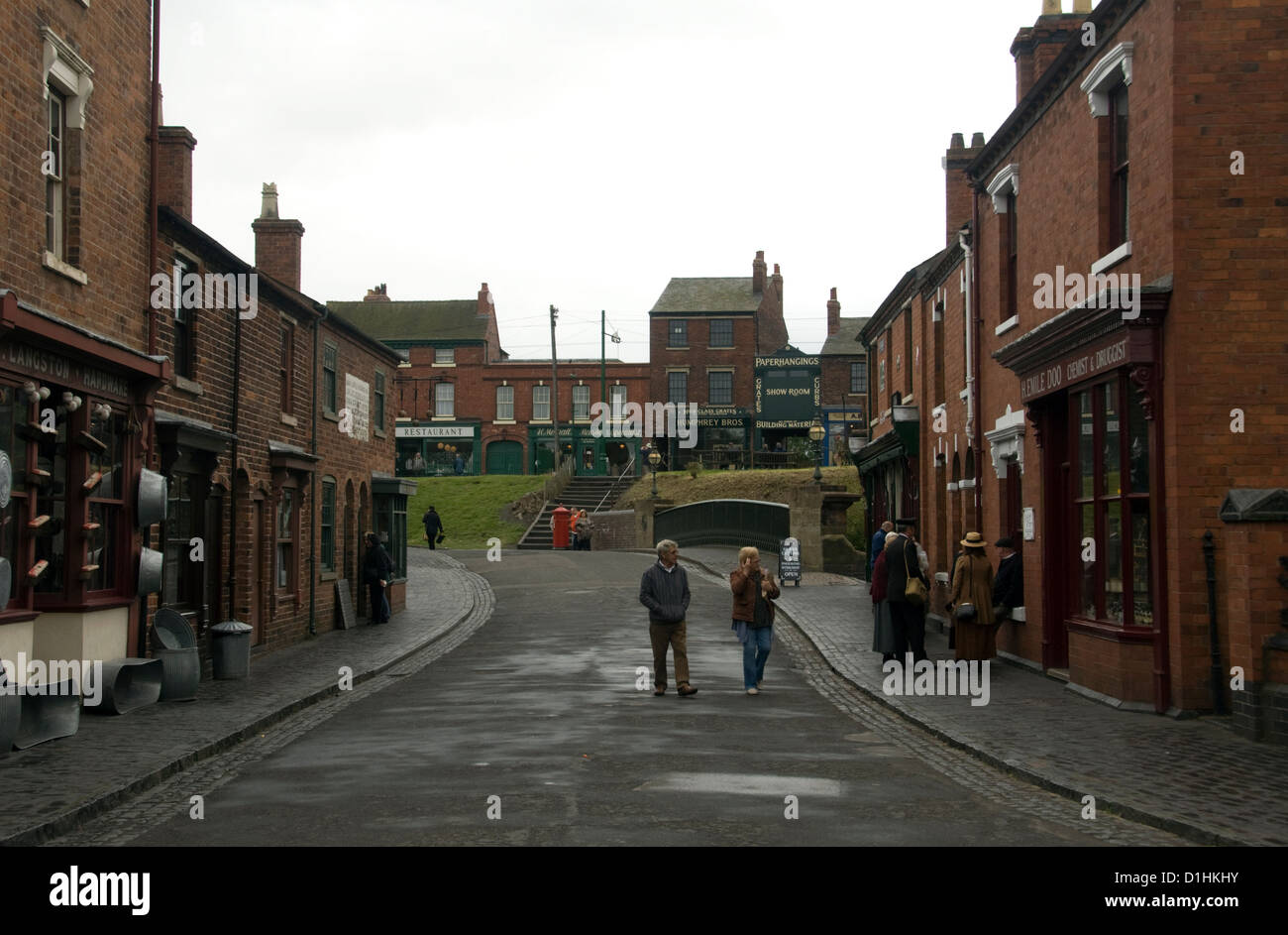 WEST MIDLANDS; DUDLEY; BLACK COUNTRY LIVING MUSEUM; TOURISTEN UND "EINHEIMISCHE" CANAL STREET IM JAHR 1880 Stockfoto