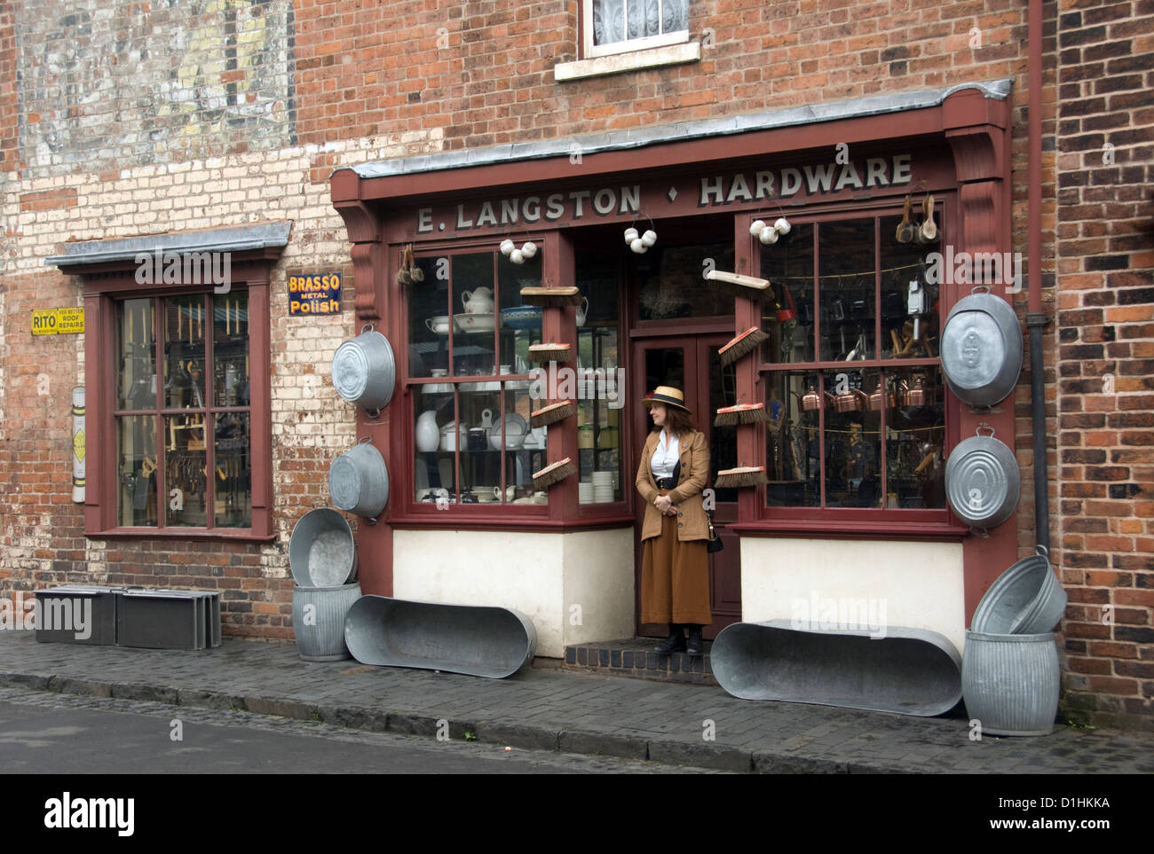 WEST MIDLANDS; DUDLEY; BLACK COUNTRY LIVING MUSEUM; HARDWARE-GESCHÄFT IN DER CANAL STREET 1880 Stockfoto