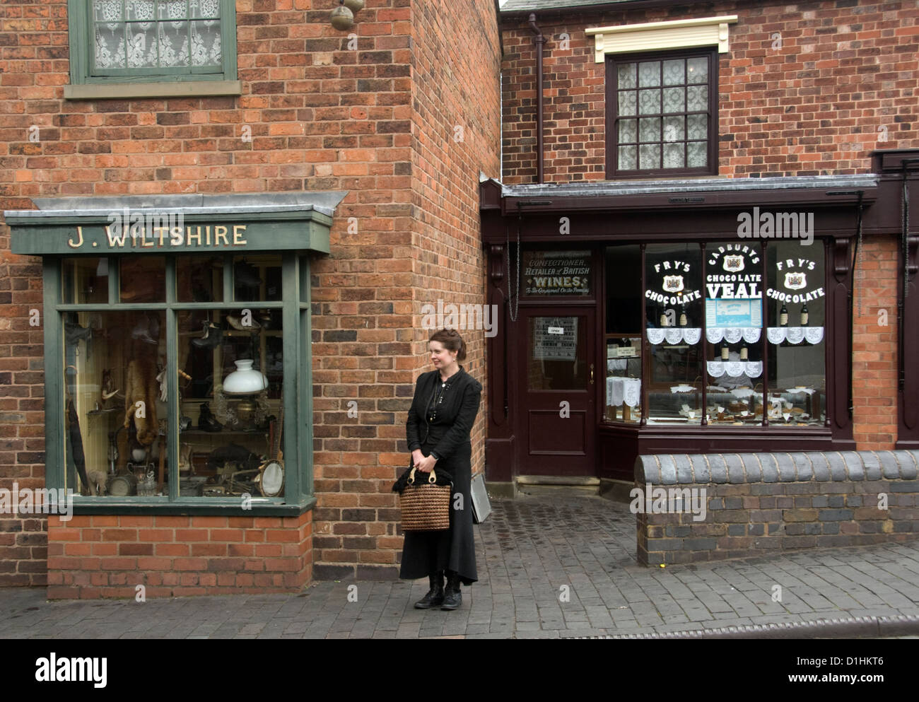 WEST MIDLANDS; DUDLEY; BLACK COUNTRY LIVING MUSEUM; DER PFANDLEIHER UND LEBENSMITTELGESCHÄFT IN DER CANAL STREET 1880 Stockfoto