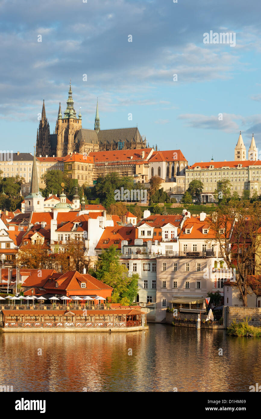 St. Vitus Kathedrale und Stadt Skyline über den Vltava Fluss Prag, Tschechische Republik. Stockfoto