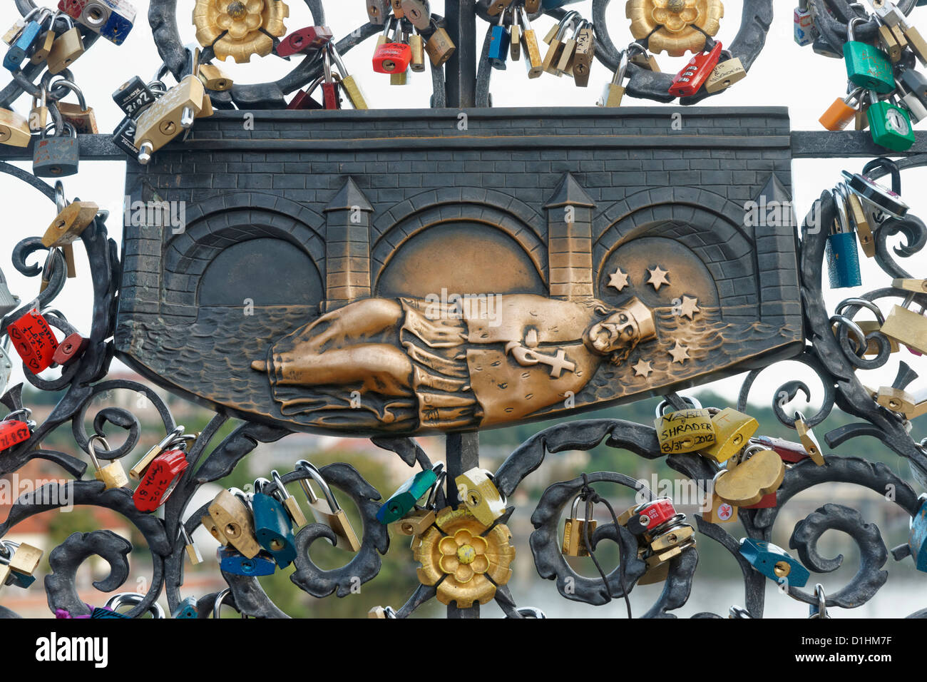 Liebe Vorhängeschlösser Karlsbrücke, Prag, Tschechische Republik. Relief des Hl. Johannes von Nepomuk Stockfoto