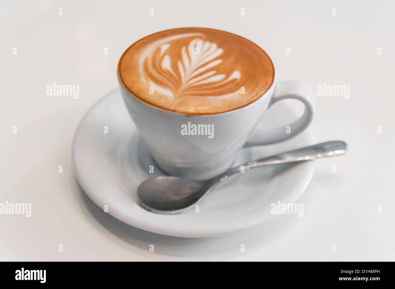 Eine Tasse Cappuccino mit Kaffee Kunst Stockfoto