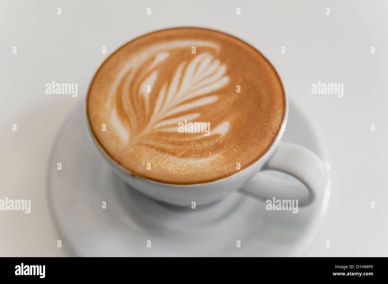 Eine Tasse Cappuccino mit Kaffee Kunst Stockfoto