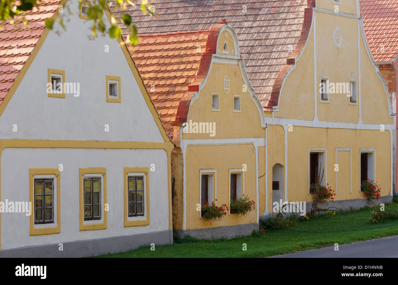 Giebel der Häuser und Gehöfte in Holasovice, Süd-Böhmen, Tschechische Republik Stockfoto