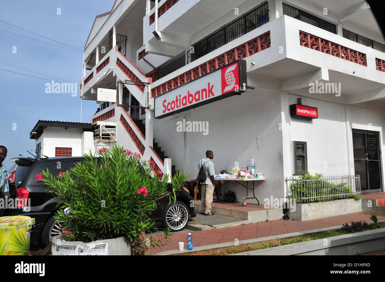 Blauer Himmel Afrikas-West Indian Mann verkaufen Kosmetik, Tabellenseite Scotiabank, Grenville, Grenville, Victoria Street, West Indies Stockfoto