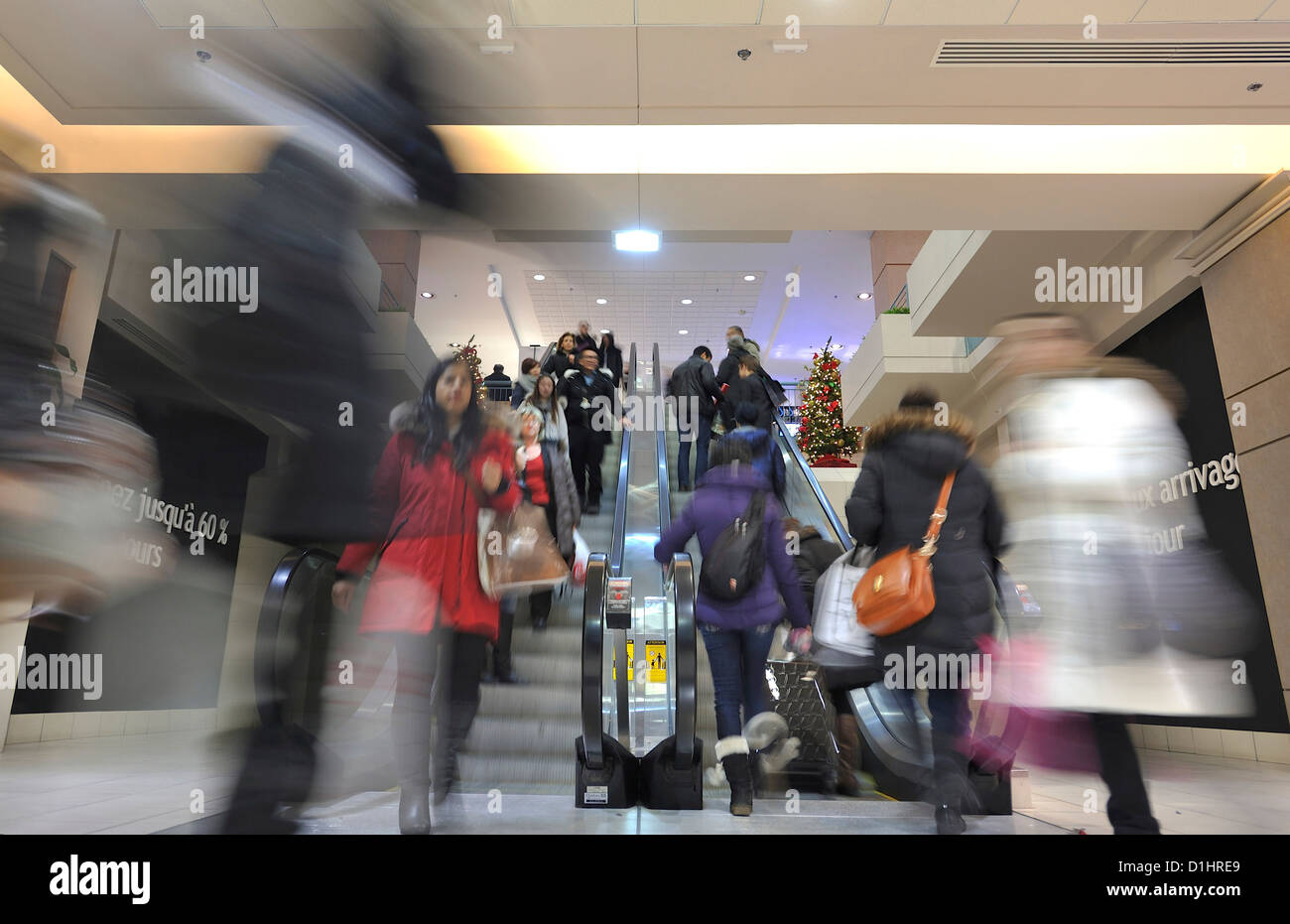 Ein Foto von Urlaub Shopper hetzen, um Weihnachtsgeschenke in Montreal am 19. Dezember 2012 zu kaufen. Stockfoto