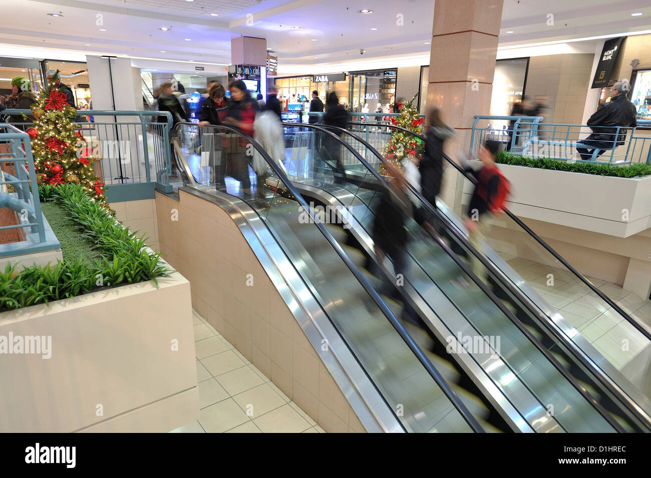 Ein Foto von Urlaub Shopper hetzen, um Weihnachtsgeschenke in Montreal am 19. Dezember 2012 zu kaufen. Stockfoto